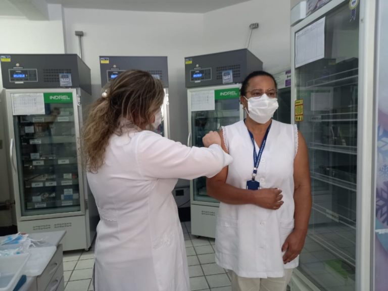 Técnicas de enfermagem são as primeiras imunizadas contra a Covid-19 em Poços