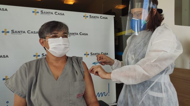 Santa casa imuniza 258 funcionários na primeira fase de vacinação contra covid-19