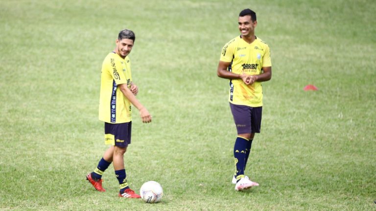 Caldense contrata atacante Valdo Brito e assina com meio-campista André