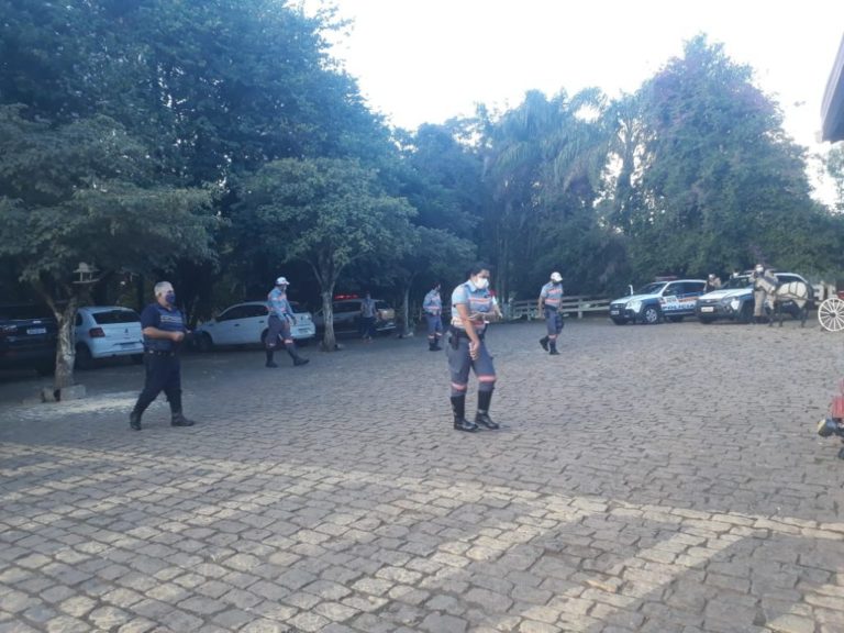 Hotel é interditado e aglomeração com centenas de pessoas é dispersada na Represa do Cipó