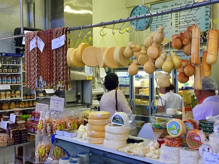 Por pandemia, Mercado Municipal e shopping terão restrição de público