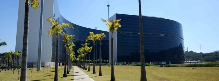 Escala de pagamento de abril começa dia 9 e quita 13º dos servidores de Minas