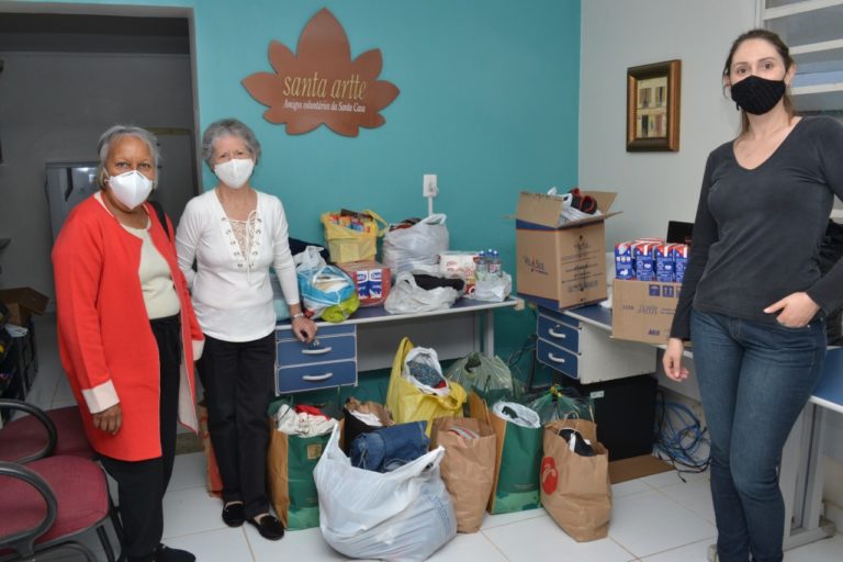 SOS Santa Casa recebe doação de roupas e alimentos
