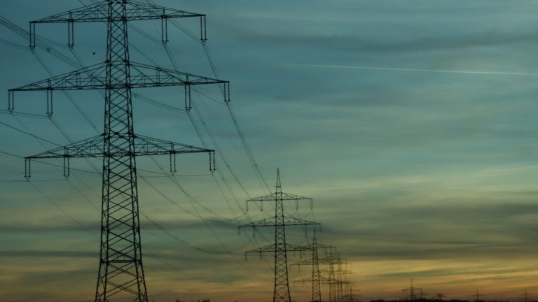 Aneel aciona bandeira vermelha 2 e conta de luz fica mais cara em junho