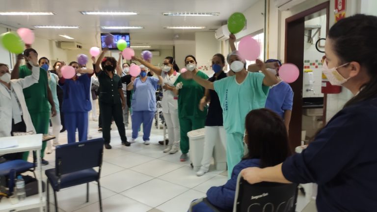Hemodiálise da Santa Casa comemora  recuperação de pacientes com covid