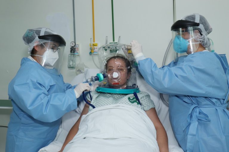 Hospital da Unimed Poços usa capacete respiratório no tratamento da Covid-19