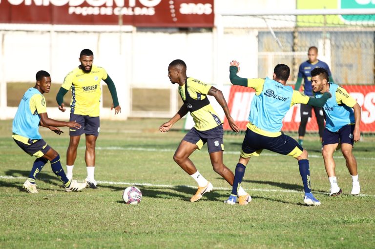 Caldense treina no Ronaldão focada no jogo de sábado às 16h contra o Uberlândia