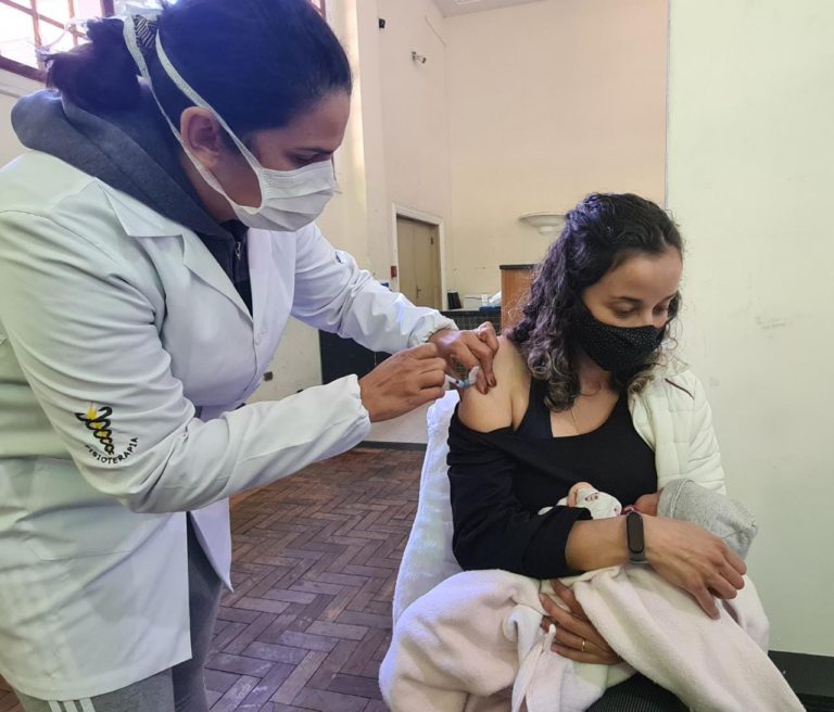 Começa vacinação de mulheres com mais de 18 anos que amamentam