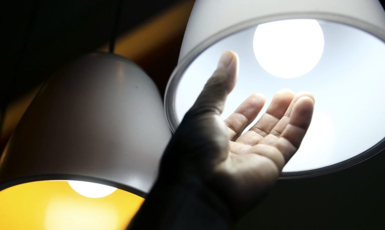 Aneel prorroga proibição de corte de luz por inadimplência de carentes