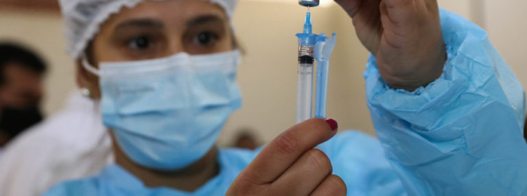 Pessoas com 37 anos recebem vacina contra Covid-19 até 12h neste sábado