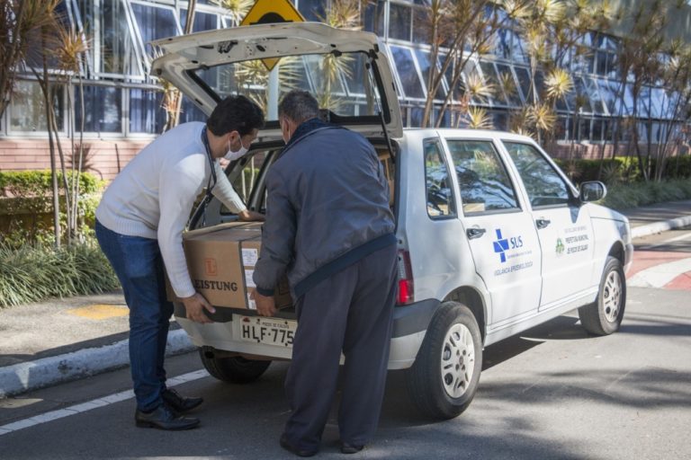 Hospital Santa Lúcia recebe respiradores doados pela PUC à secretaria de Saúde