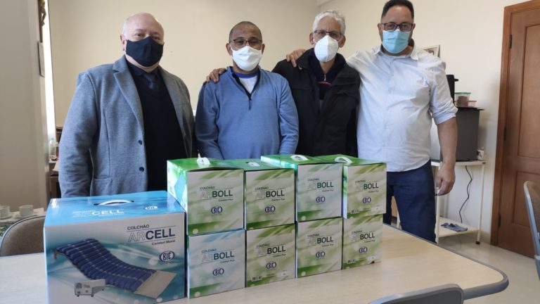 Igreja Metodista doa 10 colchões pneumáticos para a Santa Casa
