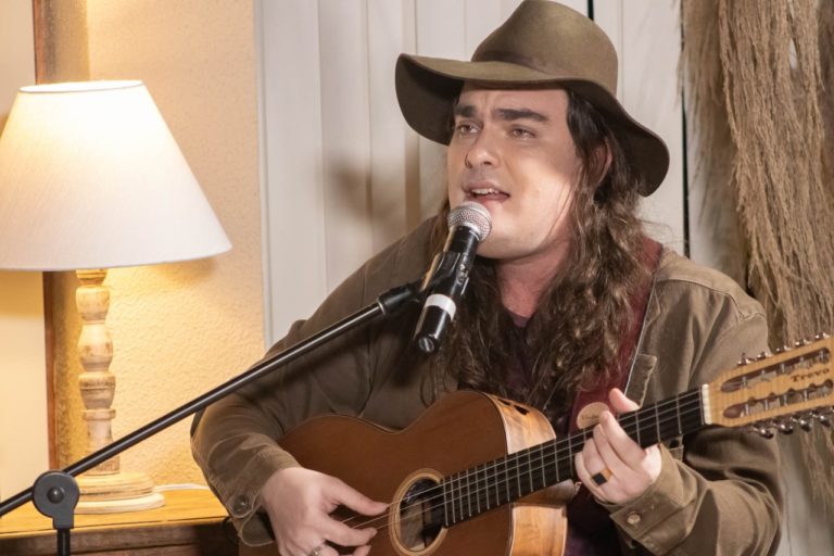Músico de Andradas homenageia a cidade e o vinho em nova canção