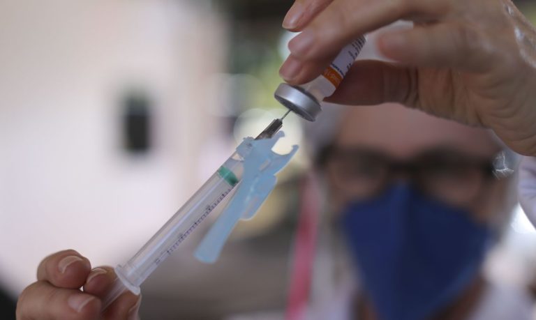 Vacina contra a Covid-19 chega a pessoas com 29 anos nesta terça, 17