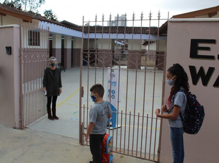 Terceira fase do ensino híbrido começa nesta segunda em Poços