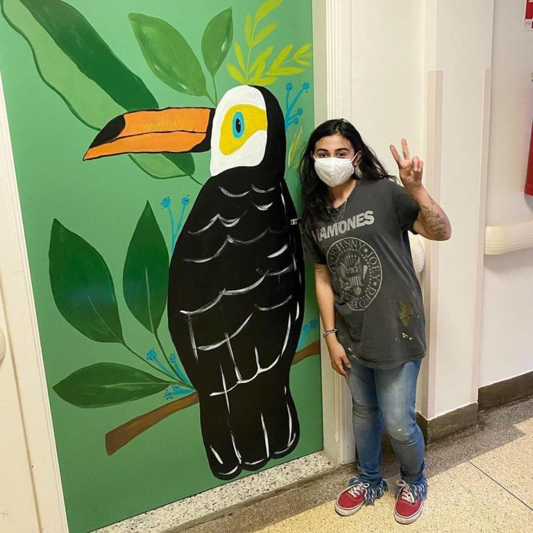 Santa Casa: Artista pinta a natureza em porta da Pediatria