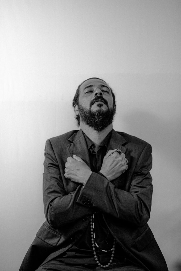 Nego Moura & os Catioros lançam ‘Pra Sorte do Branco’ neste sábado