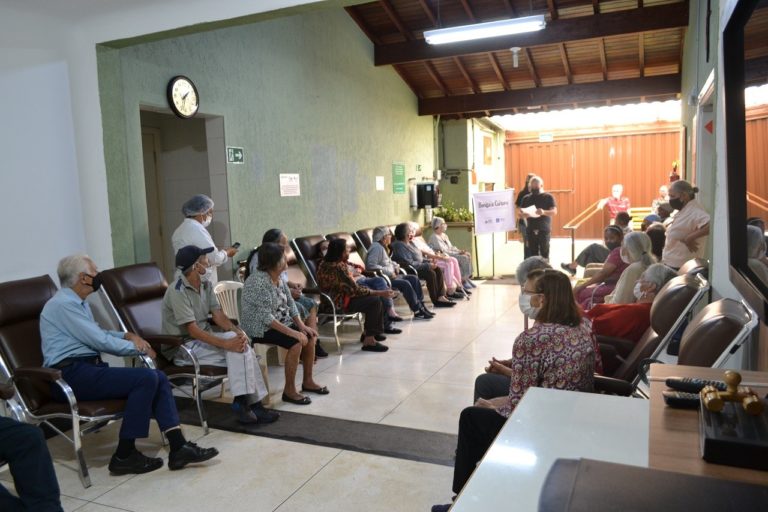 Bengala Cultural faz apresentações em instituições para idosos