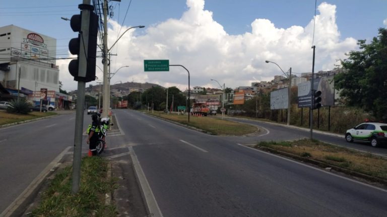 Av. Remígio Prezia recebe semáforo inteligente em cruzamento