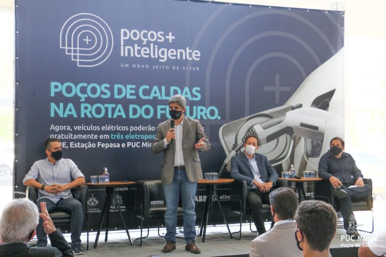 PUC Poços inaugura eletroposto com fonte de energia renovável 