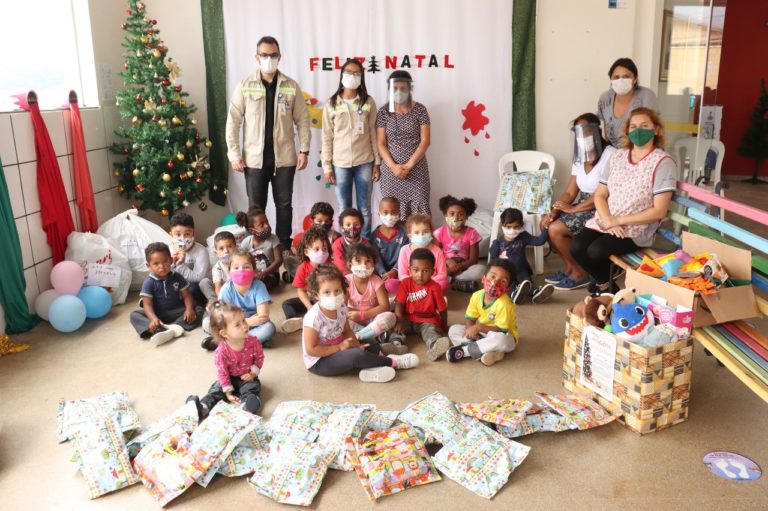 Ação de Natal da Alcoa leva alegria para as crianças do CEI Dona Mariinha