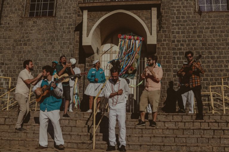 Nego Moura & Os Camarás estreiam videoclipe de ‘Camarada Meu’ neste domingo, 19