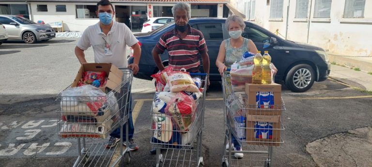 Cia de Reis doa alimentos para a Santa Casa de Poços