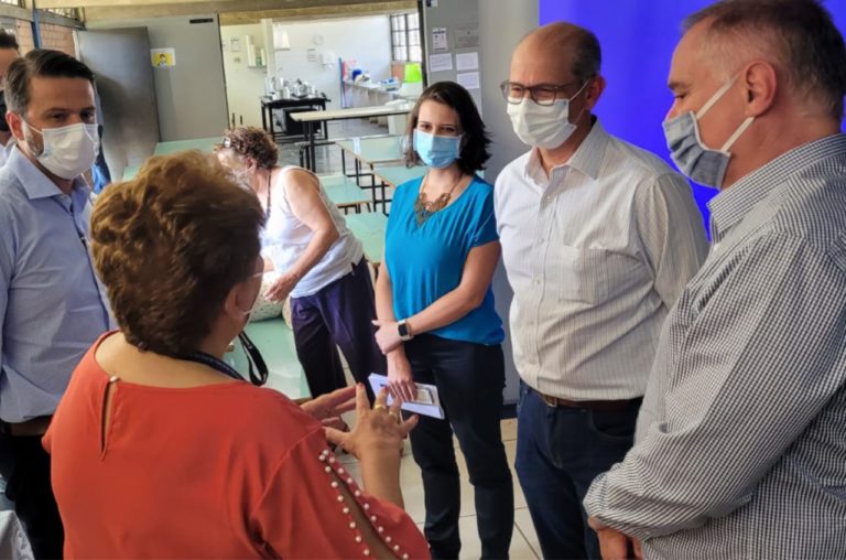 Presidente da Alcoa Brasil e o prefeito de Poços celebram os resultados do Programa Ecoa