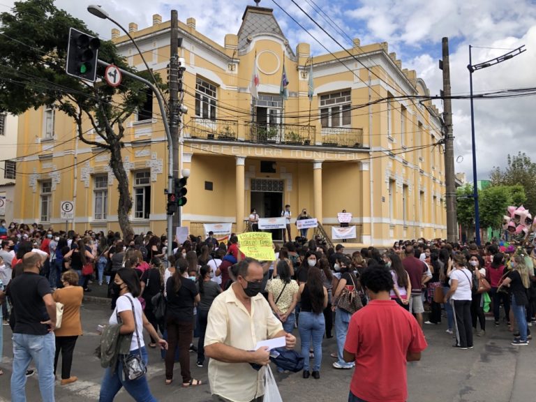 Em defesa de piso salarial, educadores protestam em frente a prefeitura