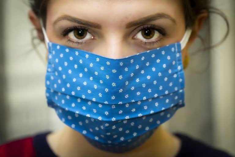 Uso de máscaras deixa de ser obrigatório em escolas e transporte público