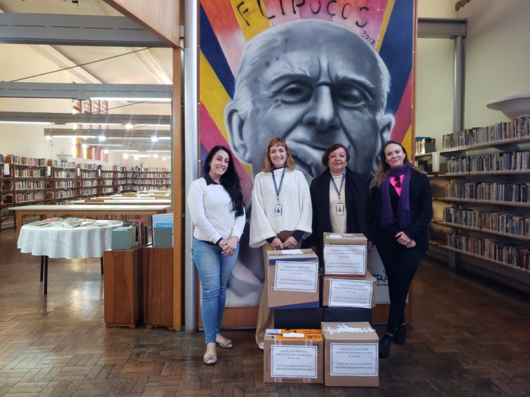 Flipoços faz doação de livros para a Biblioteca Centenário