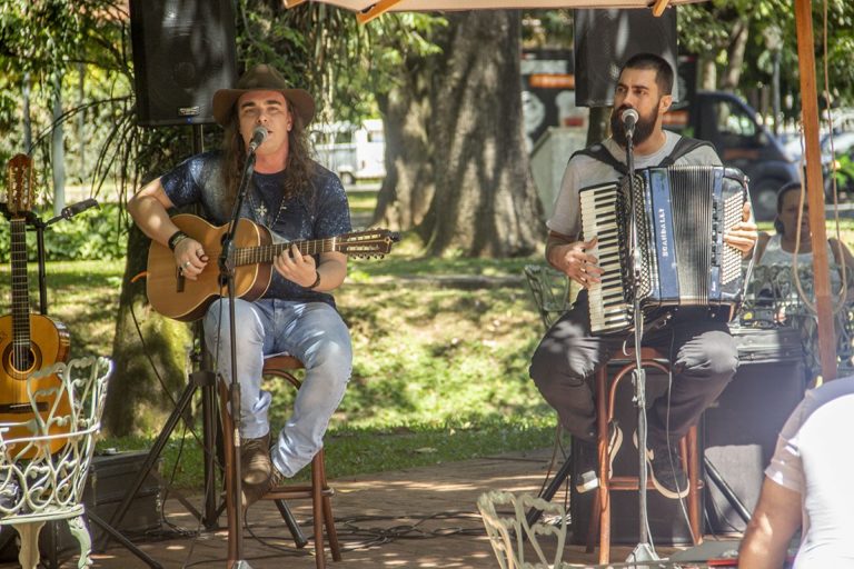 Anderson Martins e Milton Leite apresentam shows gratuitos neste final de semana em Poços 