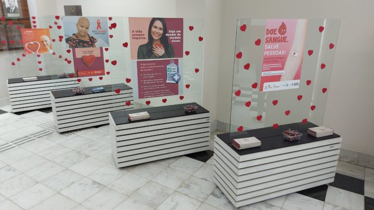 Exposição em homenagem a doadores de sangue fica na Câmara até 1º de julho