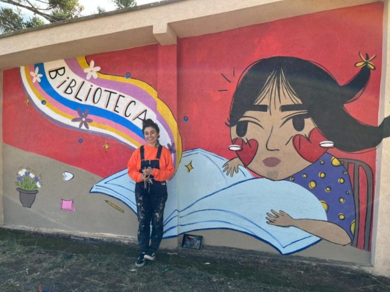 Lo Firmino cria mural artístico para biblioteca no Julho Fest 