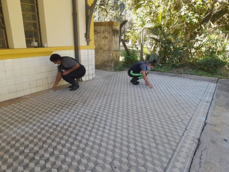 Ladrilhos da Estação Fepasa estão sendo restaurados: mais de 130 anos de história