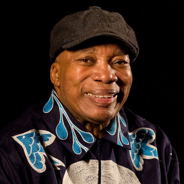 Zé Ibarra homenageia Milton Nascimento na abertura do Flipoços 2022 com um show triunfal
