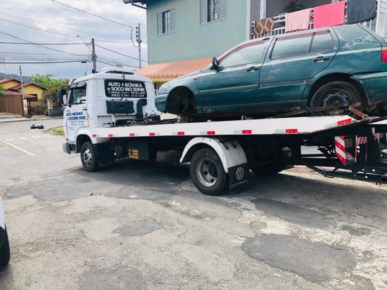 Carros abandonados nas ruas começam a ser retirados em Poços