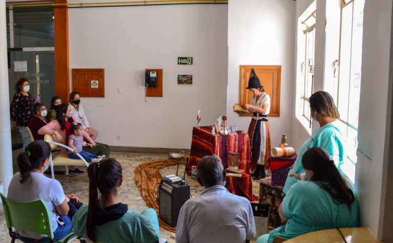 Contadora de histórias faz apresentação de mágica para pacientes da Santa Casa