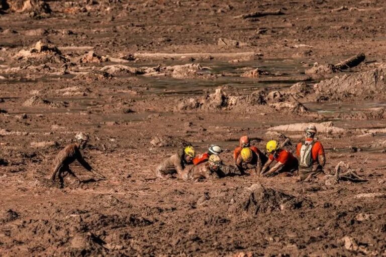Exposição no shopping homenageia atuação dos bombeiros em Brumadinho
