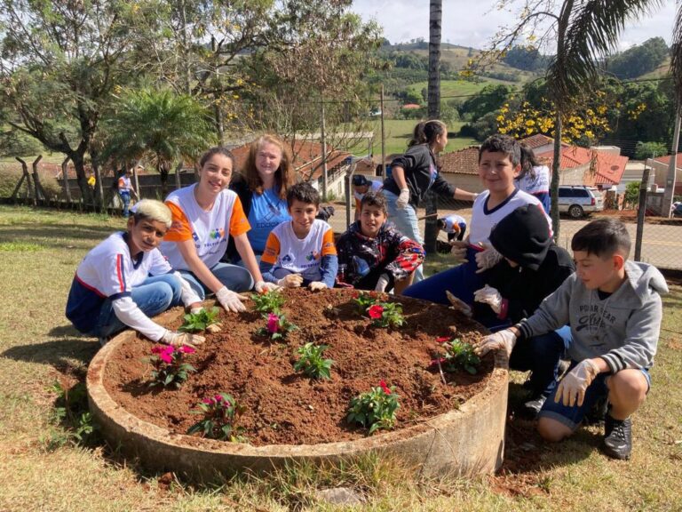 Voluntários da Alcoa realizam ação voluntária em escola de Divinolândia