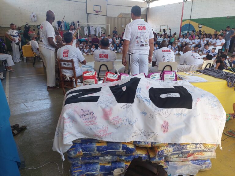 Grupo de capoeira faz grande doação de fraldas geriátricas para a Santa Casa