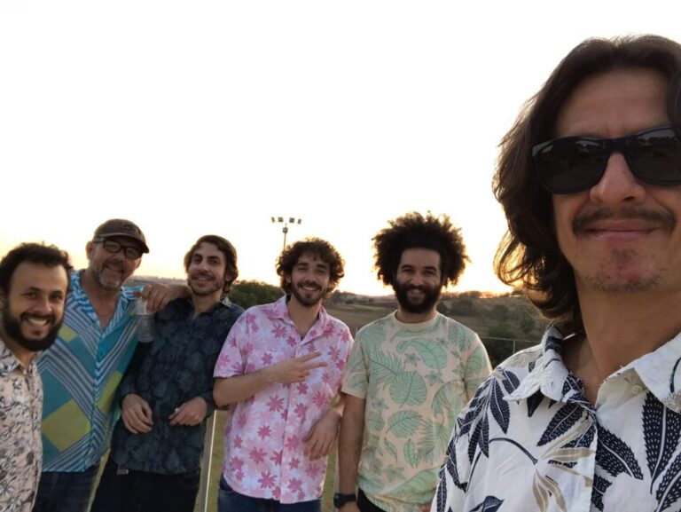 Sambalux realiza show no Coreto de Poços nesta sexta, 25