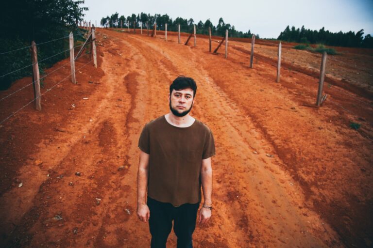 Cantor e compositor Pedro Cezar lança primeiro álbum solo