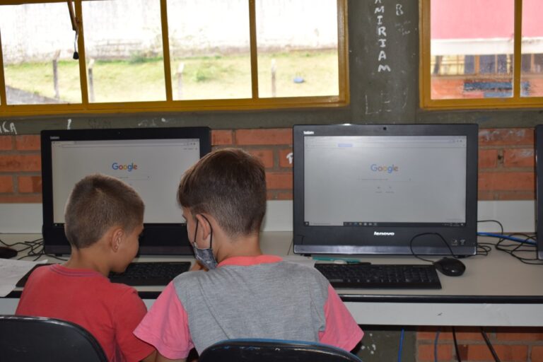 Escola Molinari reinaugura laboratório de informática com computadores doados pela Unimed Poços 