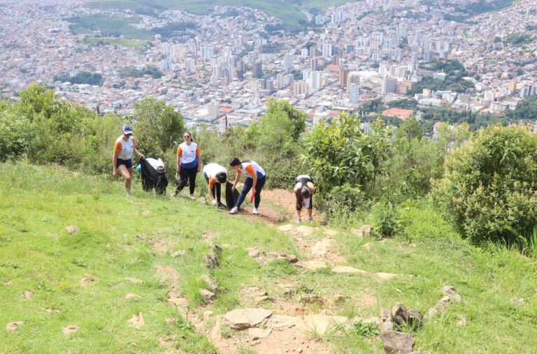 Voluntários da Alcoa Poços de Caldas limpam trilha do Cristo