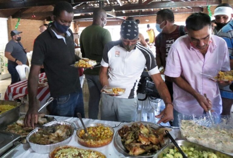 Pessoas em situação de rua terão almoço especial de Natal em Poços