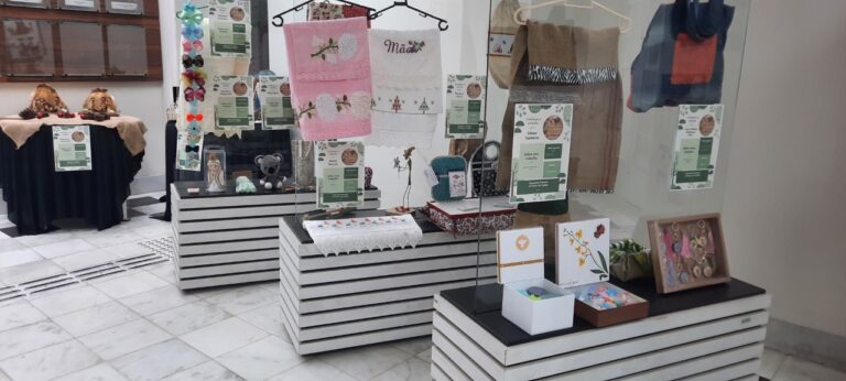 Exposição na Câmara mostra trabalhos de artesãos de Poços