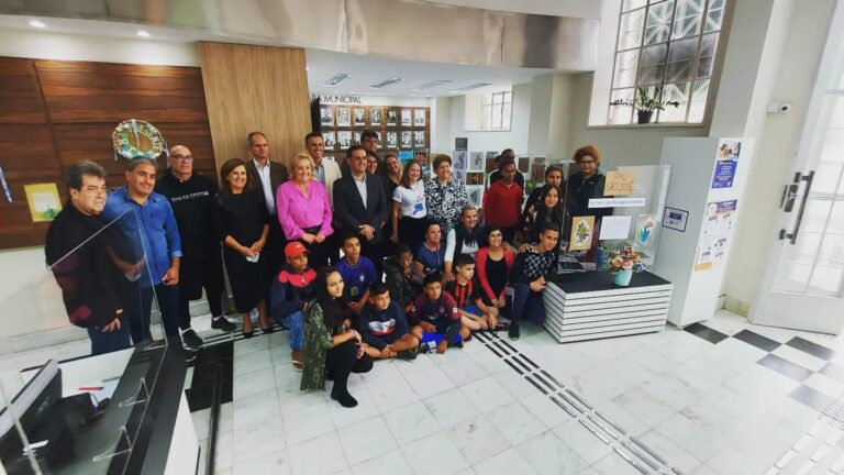 Exposição “Encontros e EnCantos” apresenta desenhos de alunos do PMJ do bairro São José