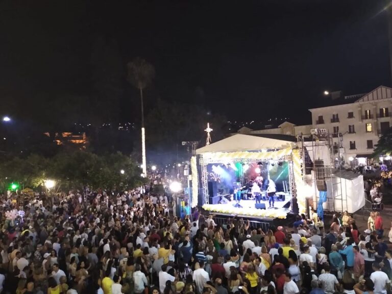 Reveillon na praça acontece com chuva ou sem chuva