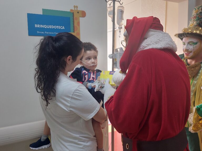 Papai Noel do Shopping visita crianças da Pediatria da Santa Casa 